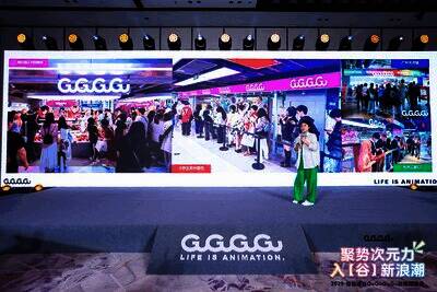 参会嘉宾认真聆听讲解并积极交流互动