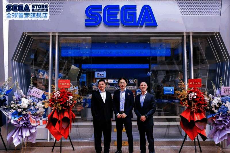 索尼克与粉丝互动合影，现场气氛热烈高涨