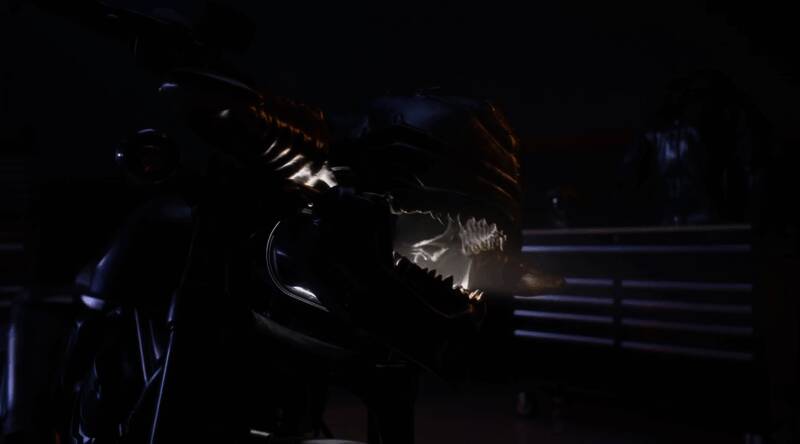 联名机车与游戏画面并列展示，风格高度统一