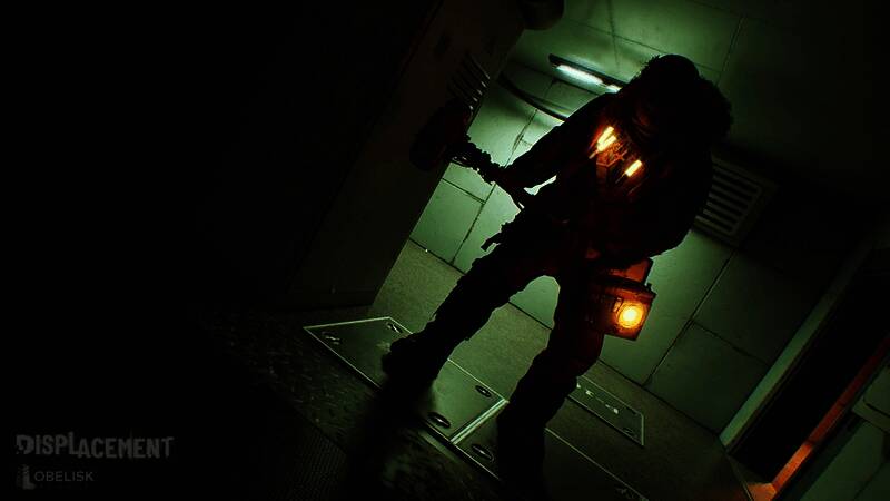 主角在雪地中挣扎前行，远处有模糊的人影逼近