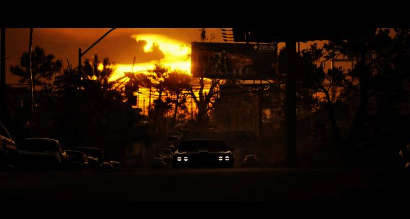 地下设施内部，机械臂正在进行神经植入物实验，警报红光闪烁