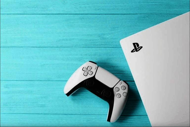 PS5与Xbox Series主机对比图，展示两款主机外观设计与性能参数