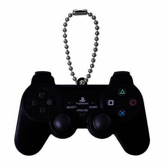 PS1手柄吊坠特写，按键清晰可见并带有灯光效果