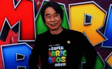 宫本茂年轻时期的黑白照片，背景为早期任天堂办公环境