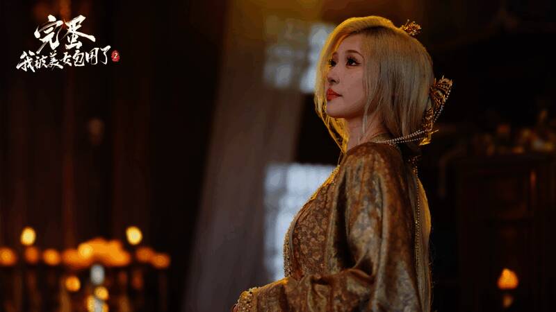 角色换装系统展示，服饰细节精致还原