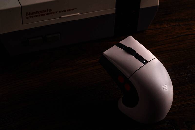 八位堂多款外设产品实物图展示，包含不同风格的手柄与配件