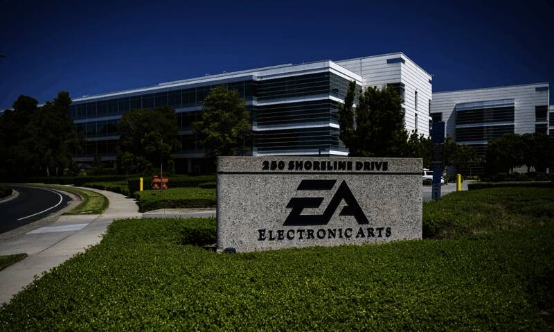 EA旗下游戏作品展示图，展示了《泰坦陨落》系列以往的经典画面