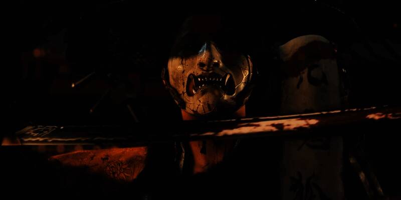 《羊蹄山之魂》实机画面展示主角手持锁镰战斗场景，背景为白雪皑皑的山林