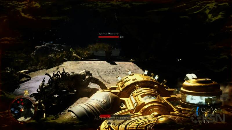 角色在实验室中与机械敌人展开激战的画面