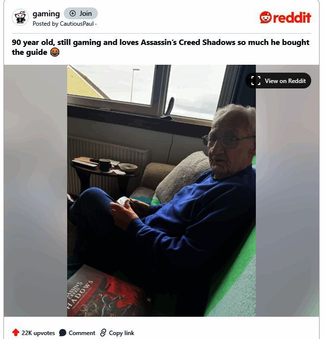 老年玩家沉浸在游戏世界中的画面，背景为虚拟城市景象