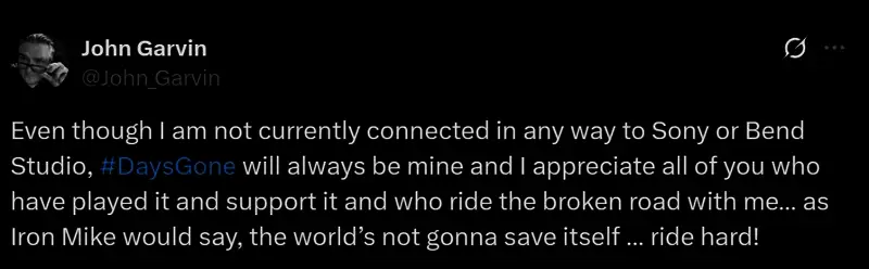 游戏中的战斗场景展示，角色手持武器面对尸潮