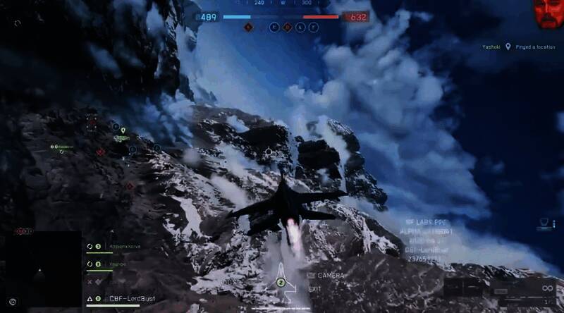 战斗机高空飞行，远处可见密集炮火与敌方飞机编队