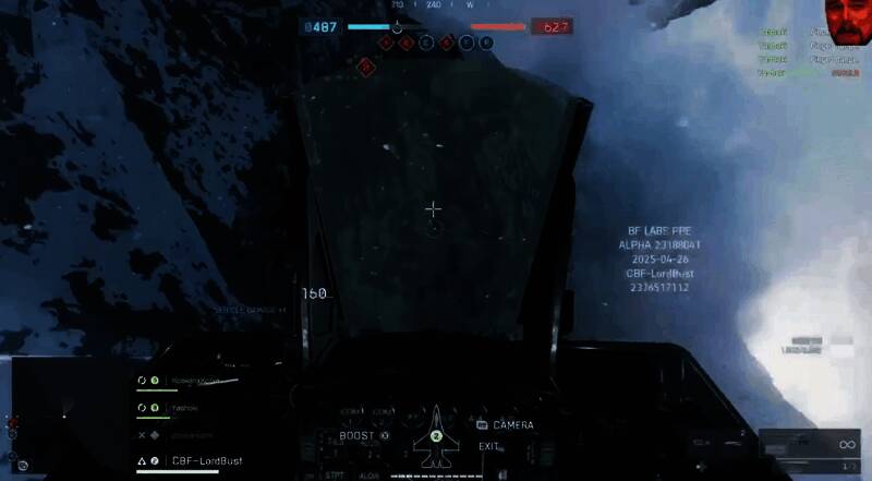 两架战机在云层间激烈对战，导弹轨迹划破天际