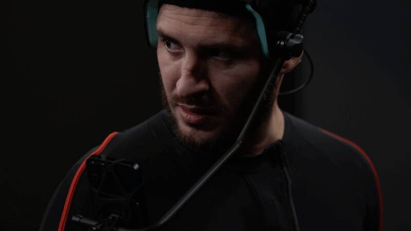 导演与演员在动捕室内讨论情绪表达细节，气氛专注而热烈