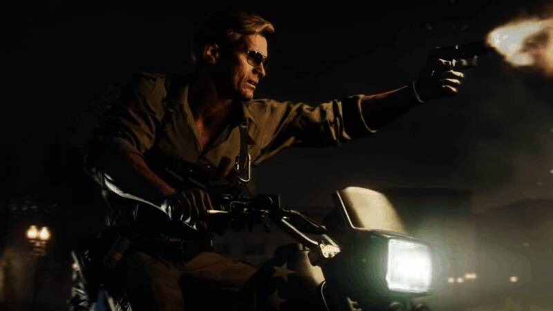 《使命召唤：黑色行动7》疑似游戏场景截图，角色在城市废墟中穿梭，远处可见爆炸特效