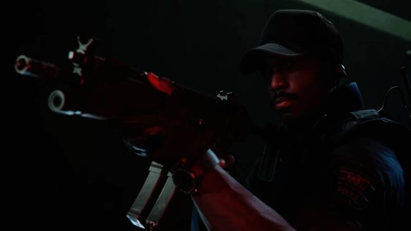 《使命召唤：黑色行动7》多人对战画面，几名角色在高楼之间展开激烈交火