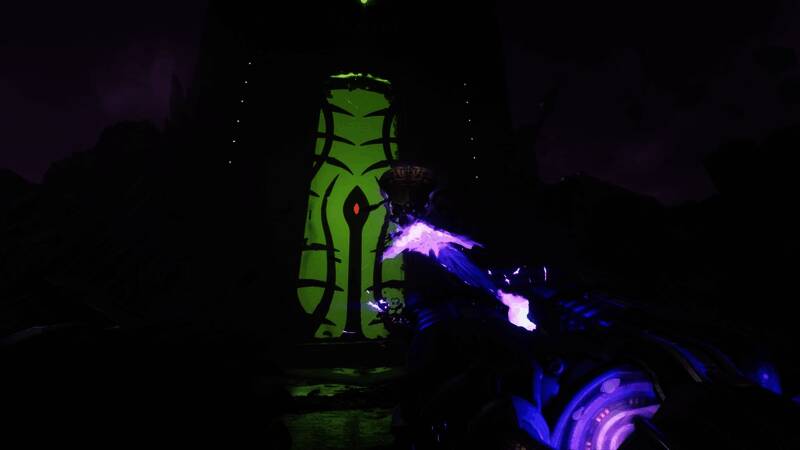 游戏场景中主角手持重型武器，背景为充满科幻感的宇宙空间