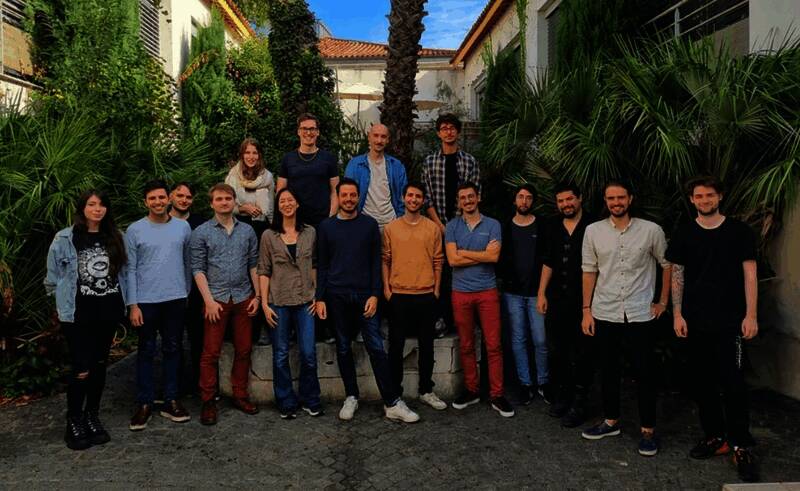 游戏宣传海报，突出‘首个作品’与‘年度黑马’标签