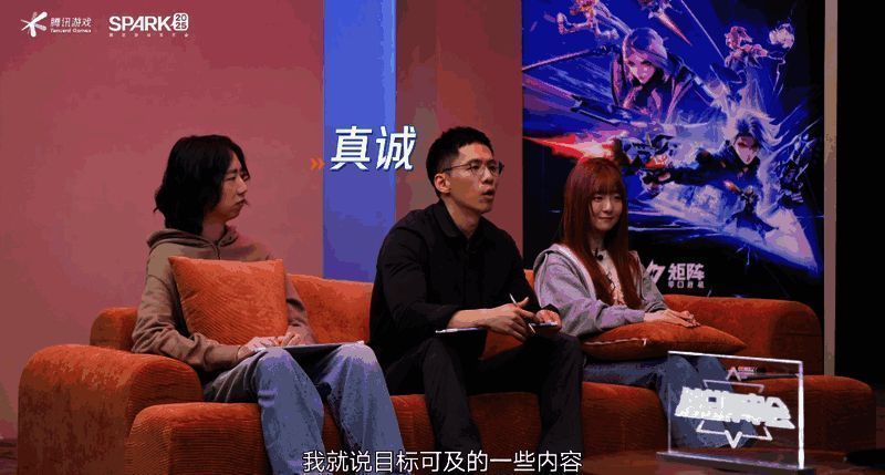 策划团队合影，背景为游戏宣传海报