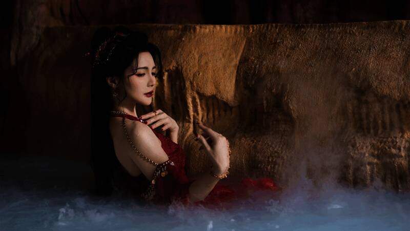 游戏截图，主角与圣女在月下对话的浪漫场景