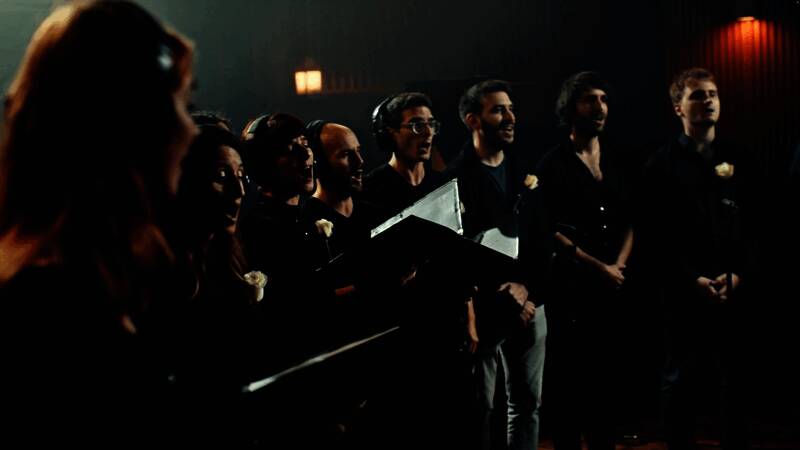 酒桌上摆满龙舌兰酒杯，Starr与友人举杯畅饮，背景灯光昏暗氛围热烈