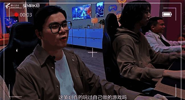 评审会现场嘉宾激烈讨论，气氛紧张而专注