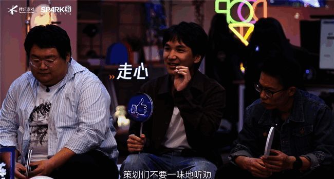 策划团队在台上总结发言，表情坚定