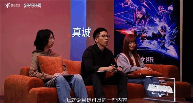 现场嘉宾与策划合影留念，气氛融洽