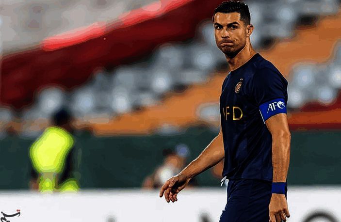 沙特王子与SNK高层会面场景，双方握手合影，背景为《饿狼传说》巨幅宣传海报