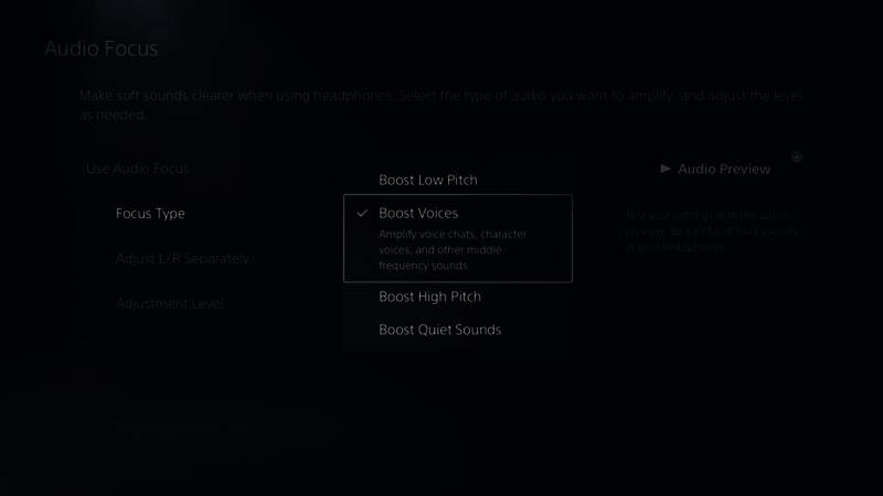 索尼高管接受采访的画面，背景为PlayStation历代主机展示