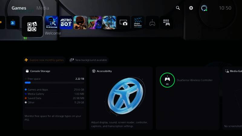 PS5主屏幕界面展示不同主题样式，包括PS2与PS4经典风格