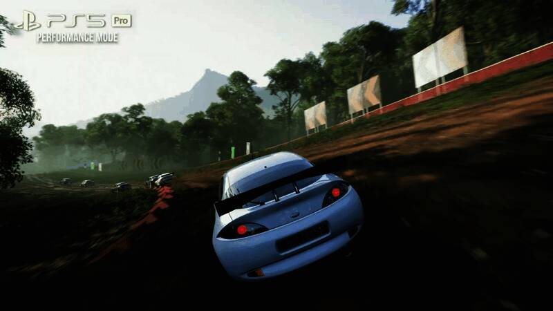 山地赛道蜿蜒前行，远处风景层次感十足