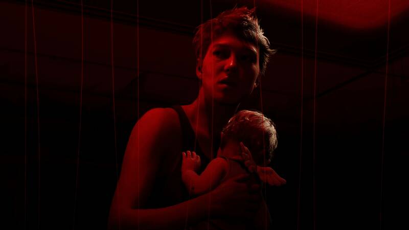 《死亡搁浅2：冥滩》游戏画面展示，角色在荒野中行走，环境细节逼真