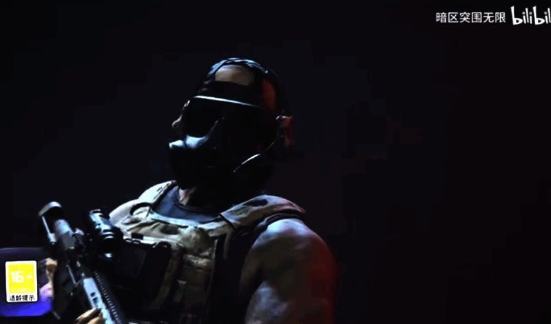 游戏截图展示角色在密林中潜行作战，阳光透过树叶洒落，光影效果逼真