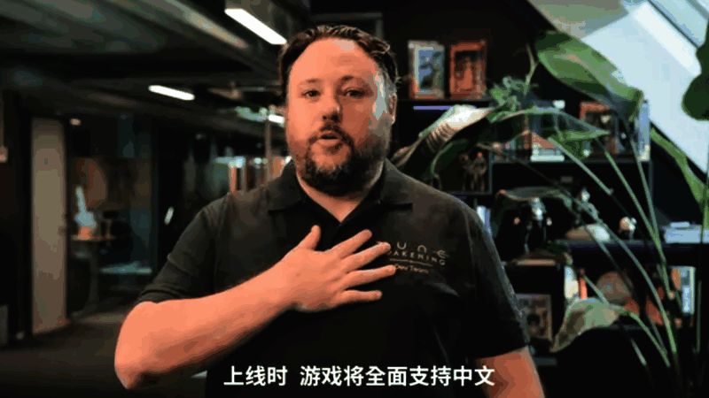 游戏中角色与巨型沙虫对峙的震撼场景，背景为辽阔沙漠