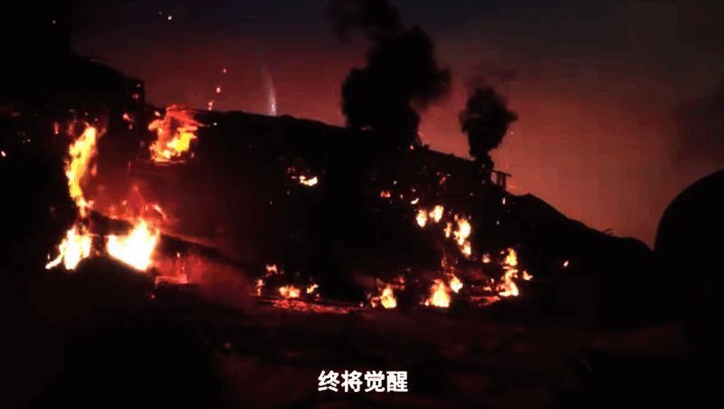 多人合作战斗画面，玩家驾驶飞行器在空中激战