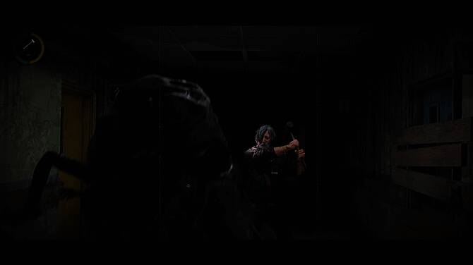 主角手持武器准备迎敌，背景中隐约可见模糊怪物轮廓，紧张感十足