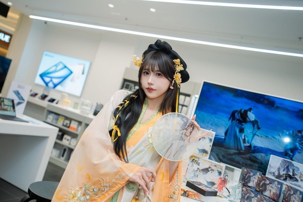 玩家在 Apple 门店体验《射雕》游戏，角色施展降龙十八掌，特效震撼