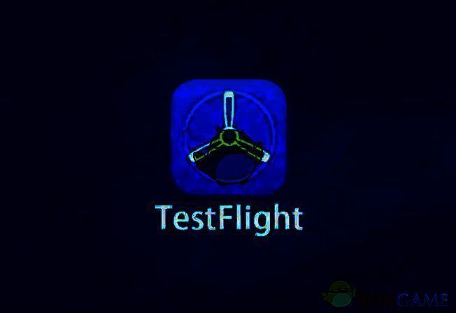 TestFlight后台管理界面示意图，清晰展示用户分组与版本控制功能