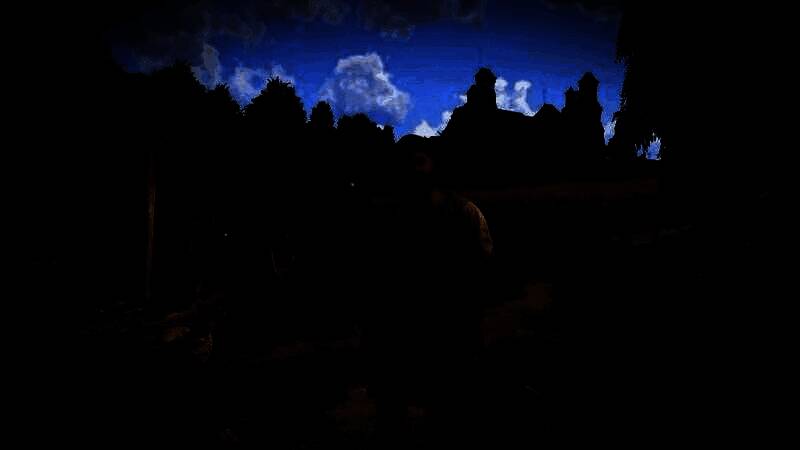 城镇全景截图：阳光洒在石板路上，商贩吆喝声隐约可闻，NPC动作自然流畅无重复动画