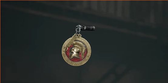 挂饰与喷漆组合展示，金属质感强烈，彰显硬核风格