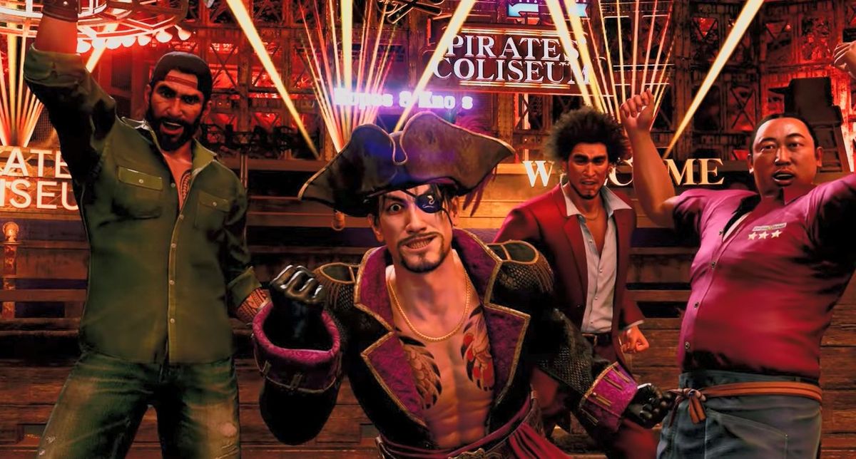 横山昌义在办公室接受采访的照片，桌上摆放着《如龙》系列模型和纪念徽章