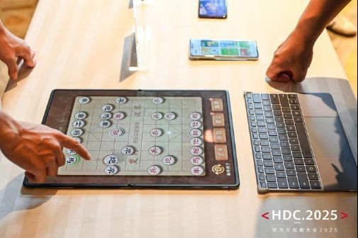 鸿蒙全场景娱乐展示区实景图，涵盖车机、智慧屏、PC等多种设备联动