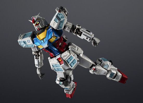 RX-78F00/E高达超合金钢普拉整体展示图，机体呈现金属光泽，站立姿态极具力量感