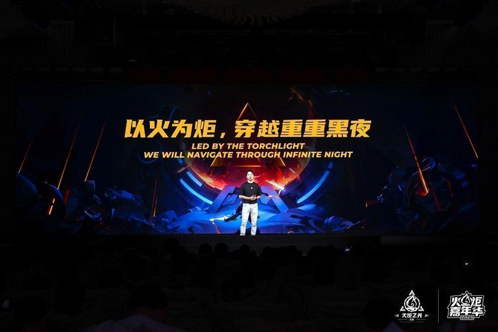 制作人刘恒站在舞台中央发言，神情真挚，台下观众专注聆听，气氛感人