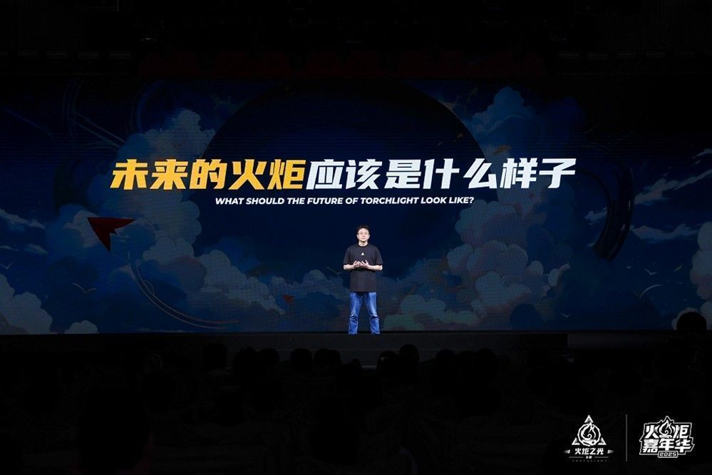 开发团队集体登台合影，制作人刘恒与主策划老王站C位，笑容满面接受玩家掌声