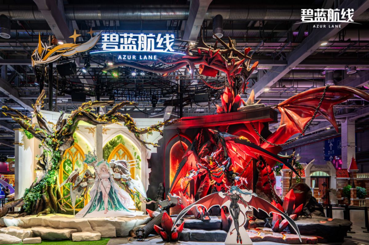 《碧蓝航线》BW2025展台实景图，左侧为郁金王国精灵风格布景，藤蔓缠绕古树；右侧为铁血阵营暗黑金属风设计，红链锁与尖刺交错，形成强烈视觉对比