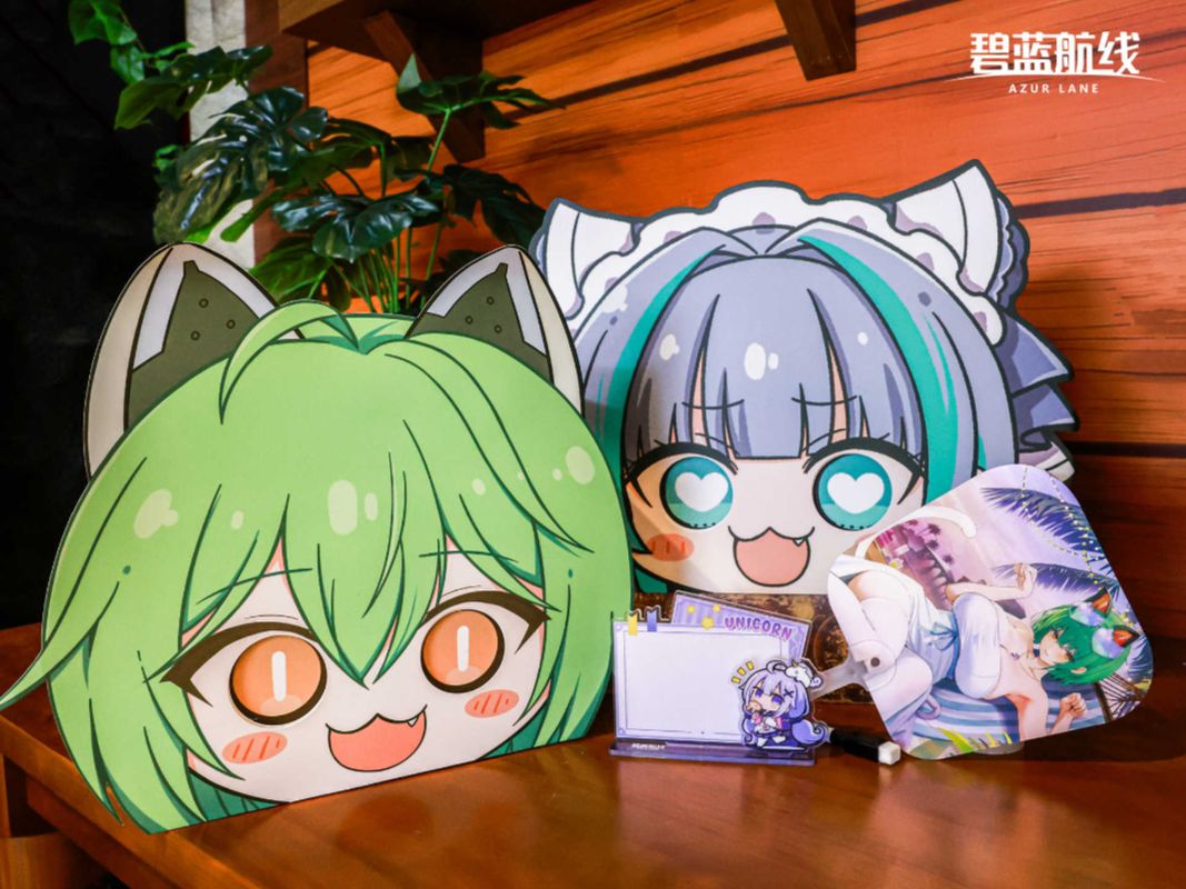 玩家正在参与舰船建造小游戏，工作人员递上周边奖励，笑容满面