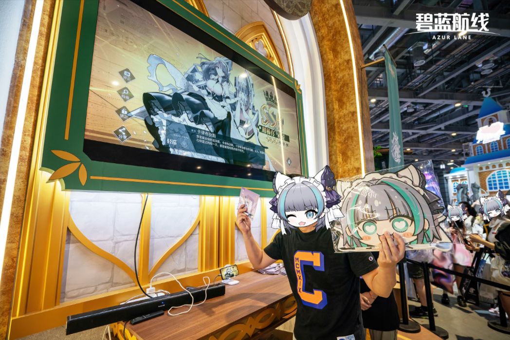 贩售区人头攒动，玩家手持福袋兴奋展示抽中的隐藏款手办