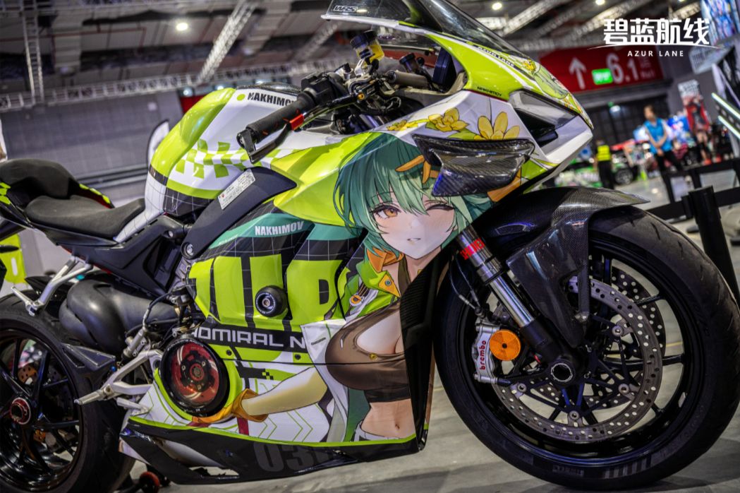 BW痛车展览区，《碧蓝航线》主题改装车车身绘有金狮与铁血阵营角色图案